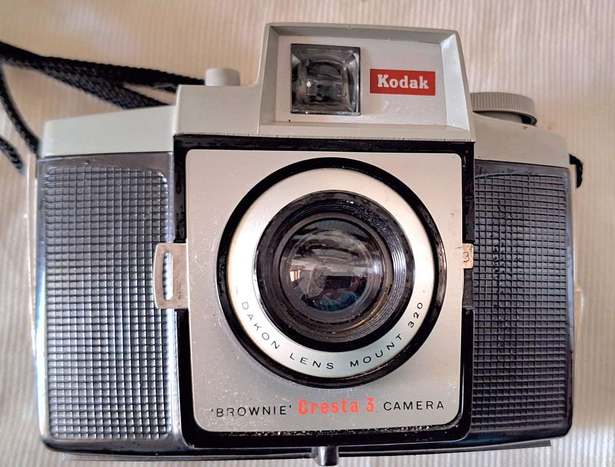 Kodak Brownie Cresta 3 Camera with 320 mount dakon lens and strap For Display or Prop