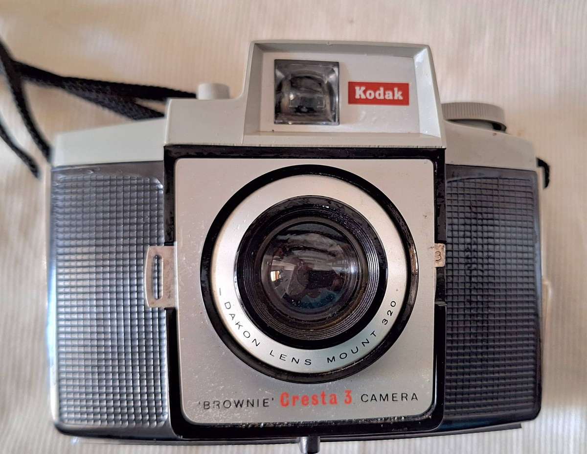 Kodak Brownie Cresta 3 Camera with 320 mount dakon lens and strap For Display or Prop