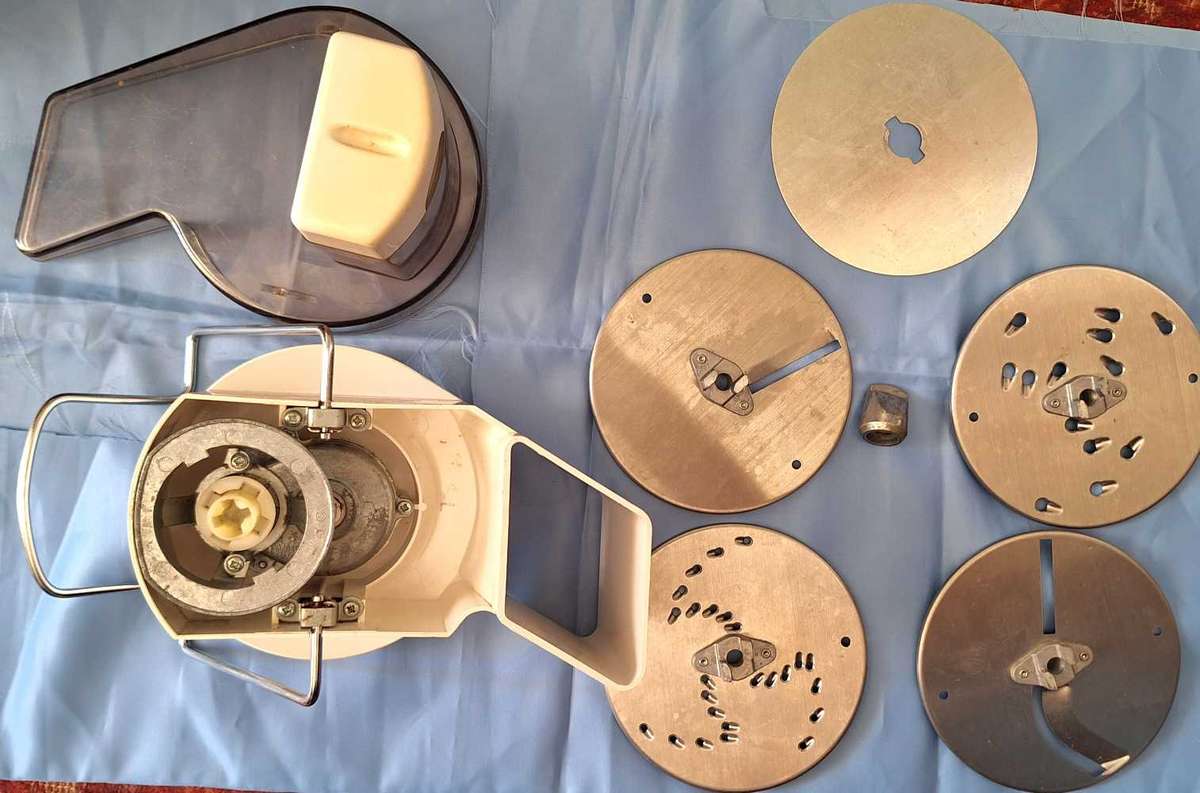 Kenwood Continuous Grater / Slicer Attachment for Chef 4 Slicing / Grating Discs included