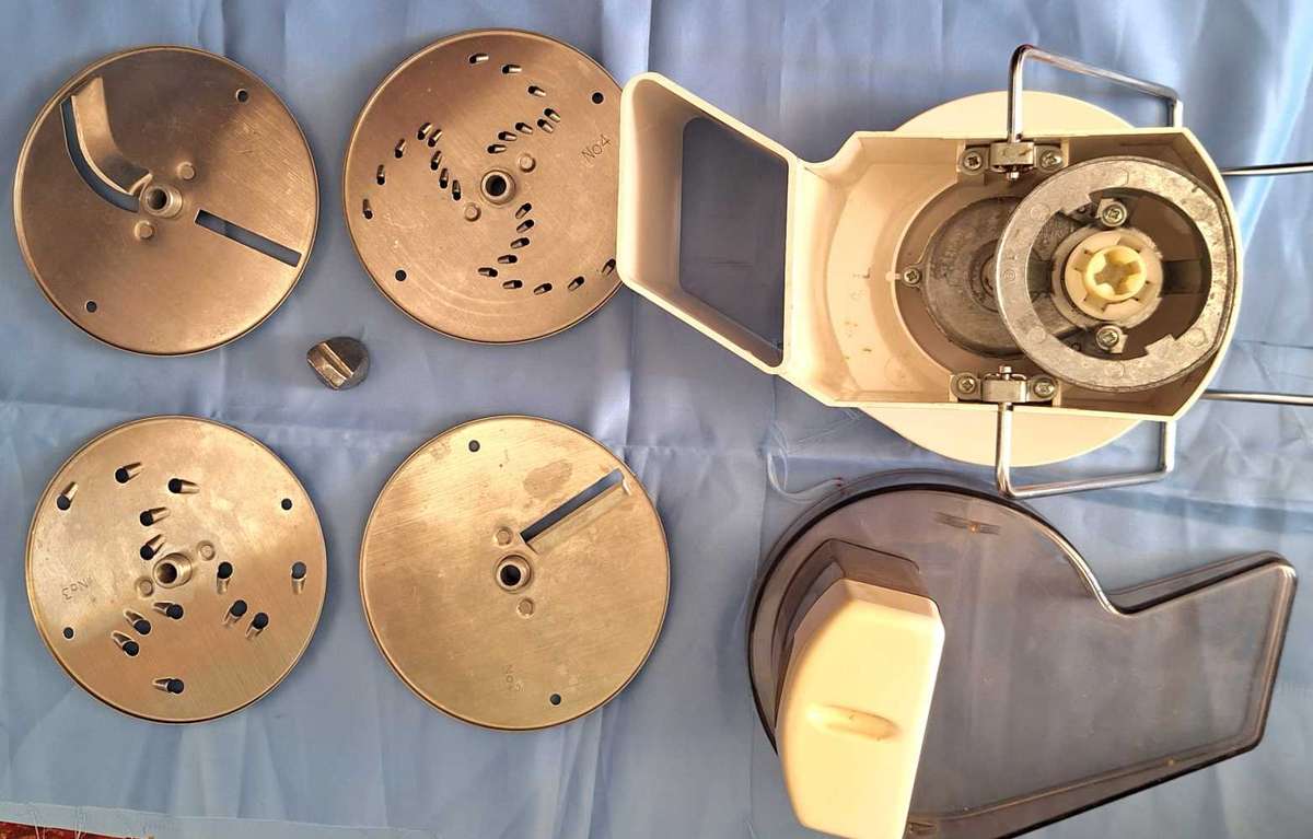 Kenwood Continuous Grater / Slicer Attachment for Chef 4 Slicing / Grating Discs included