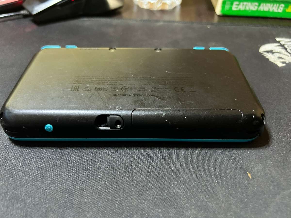 Nintendo 2DS XL - Black & Turquoise *Not Working*