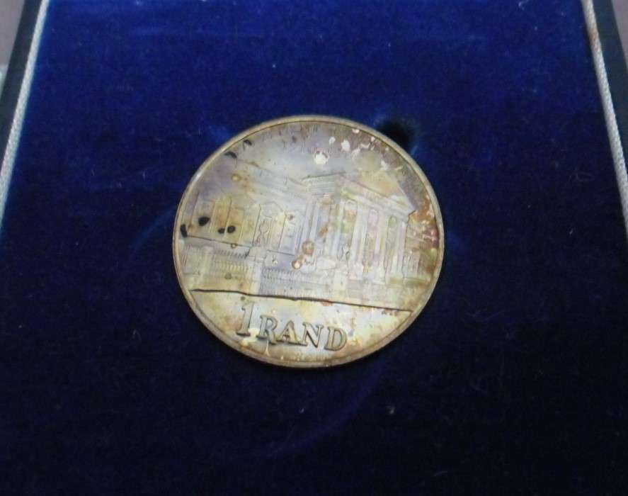 1985 PROOF SILVER R1 PARLIMENT BLUE TONE TO COIN BOTH SIDES IN BLUE SAM BOX