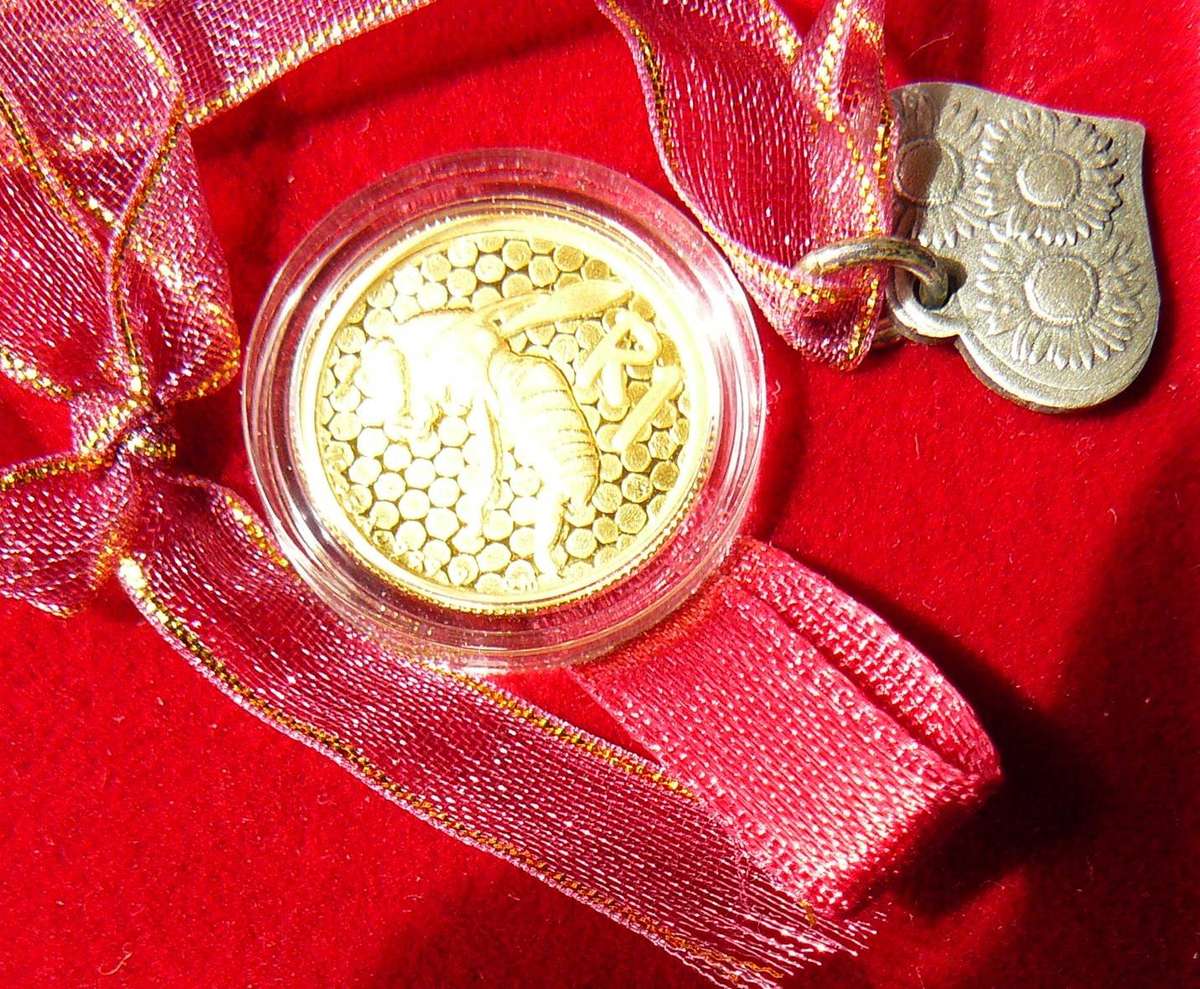 2011 SA GOLD 1/10TH AFRICAN HONEY BEE CERT.NO. 455 COMPLETE WITH CHARM AS ISSUED