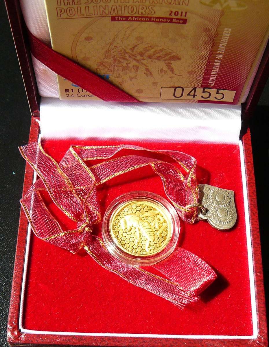 2011 SA GOLD 1/10TH AFRICAN HONEY BEE CERT.NO. 455 COMPLETE WITH CHARM AS ISSUED