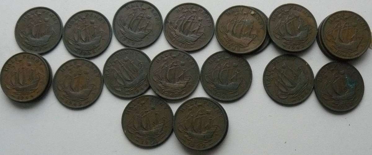 BRITISH HALF PENNY 18991 - 1967 SOME MISSING YEARS WORN AND DUPLICATION COINS ALL FOR ONE BID