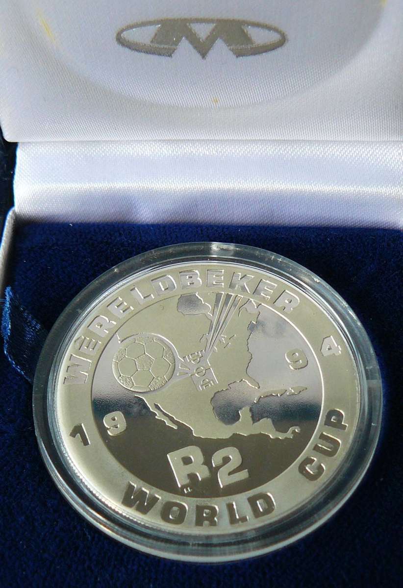 1994 SILVER R2 SOCCER WORLD CUP 1oz SILVER IN SAM BOX CAPTULE CRACKED