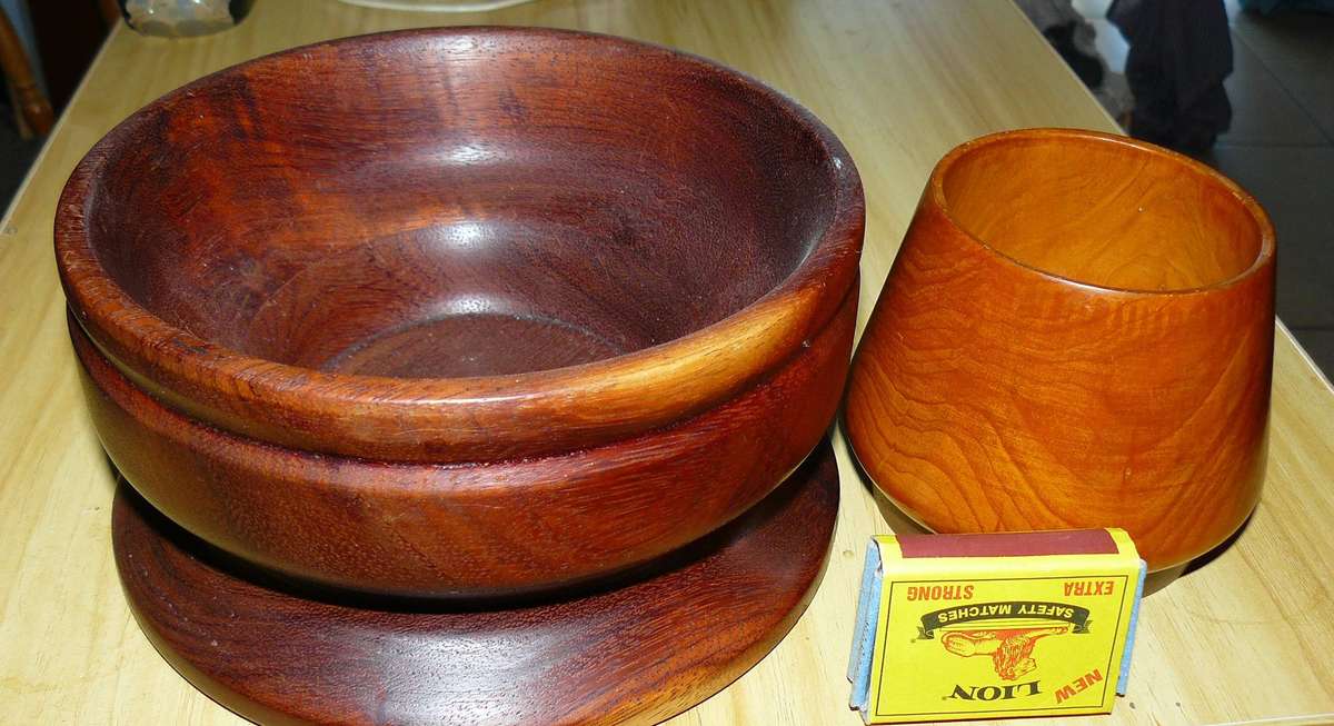 SOLID WOOD BOWLS AS PER PHOTO NO CHIPS OR CRACKS