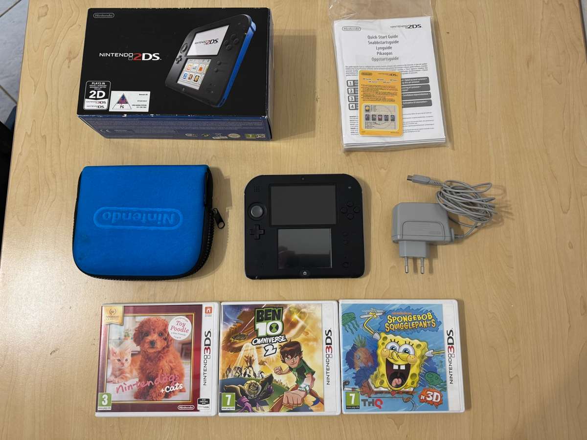 Nintendo 2DS CIB (Includes 3 x 3DS Games & Carry Case)