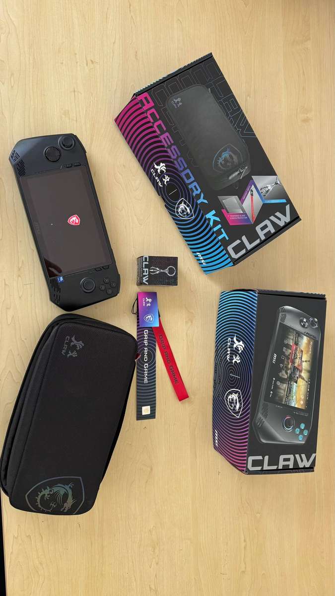 MSI Claw A1M Handheld Touchscreen Gaming Console Ultra 5-135H With MSI Claw Accessory Kit