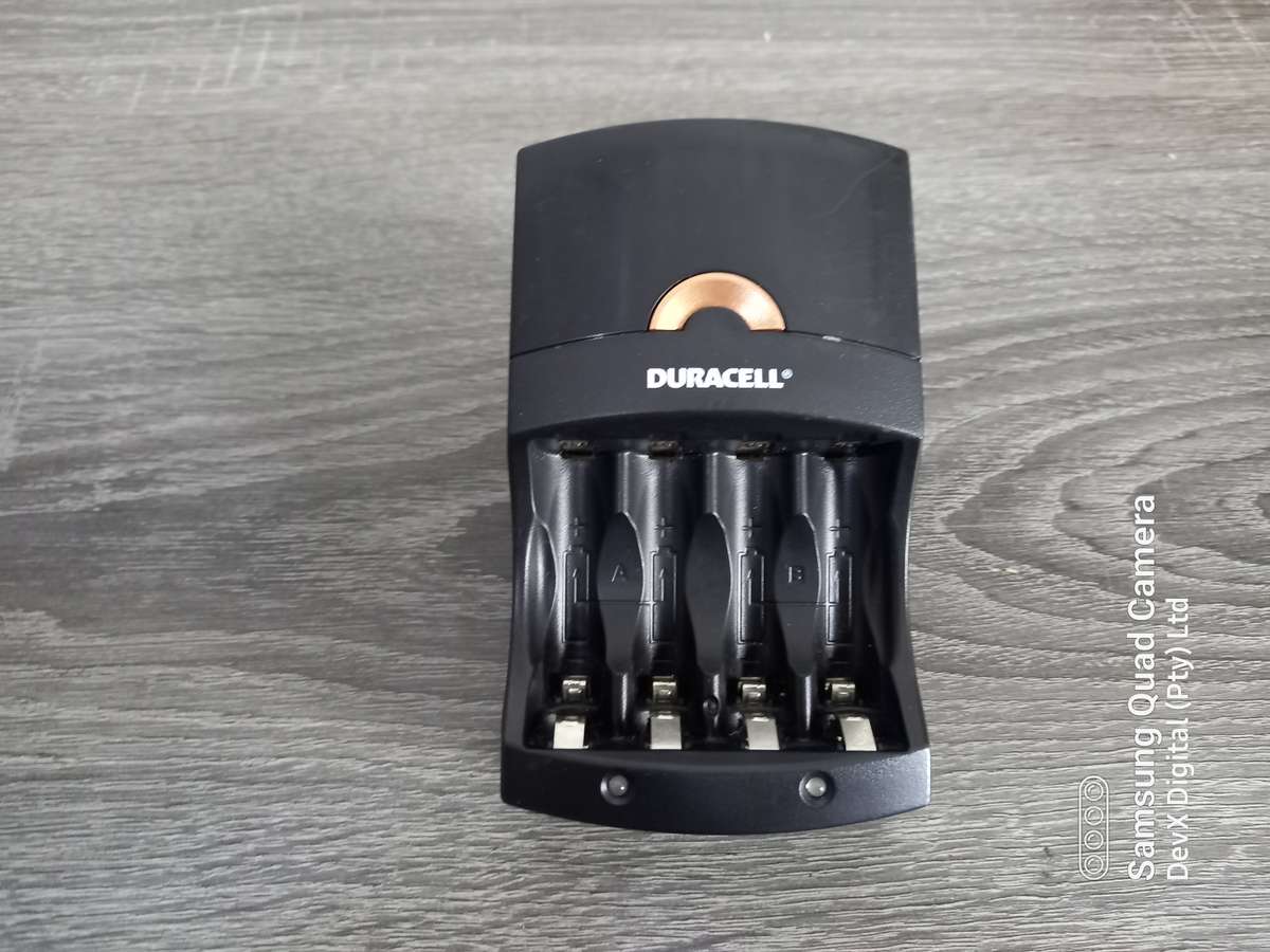 Verified Tested - Duracell Battery Charger For AA & AAA Batteries - LED Light Indicator - CEF14EU