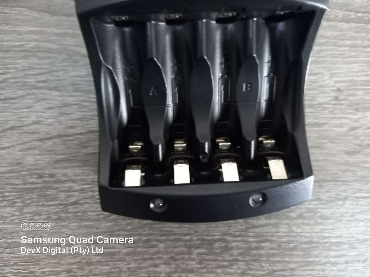 Verified Tested - Duracell Battery Charger For AA & AAA Batteries - LED Light Indicator - CEF14EU