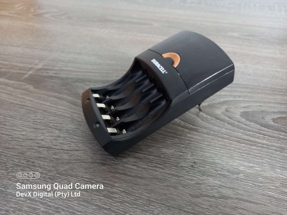 Verified Tested - Duracell Battery Charger For AA & AAA Batteries - LED Light Indicator - CEF14EU