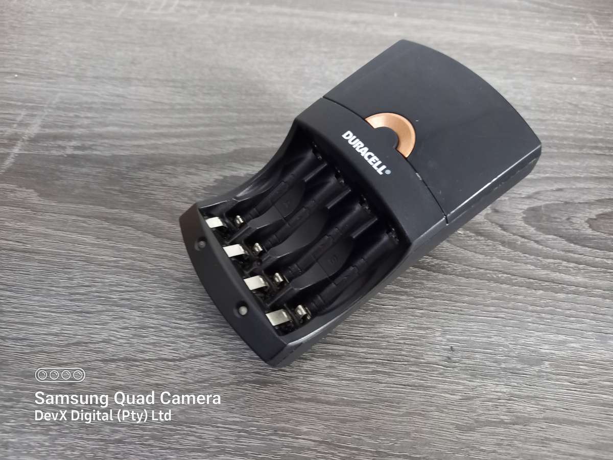 Verified Tested - Duracell Battery Charger For AA & AAA Batteries - LED Light Indicator - CEF14EU