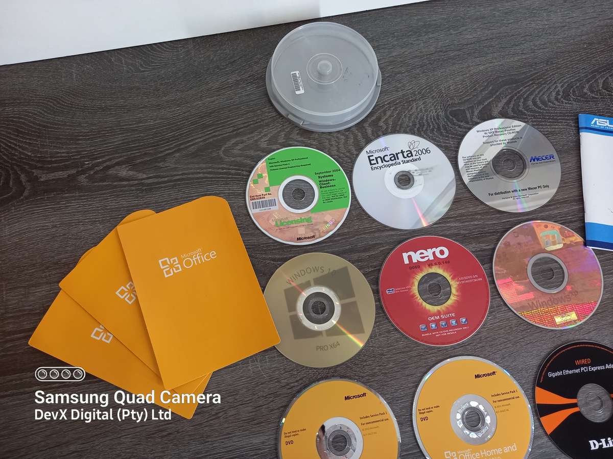 Collectors Lot: Original Software Disks - Including Windows, Office & Drivers + More - 11 Disks