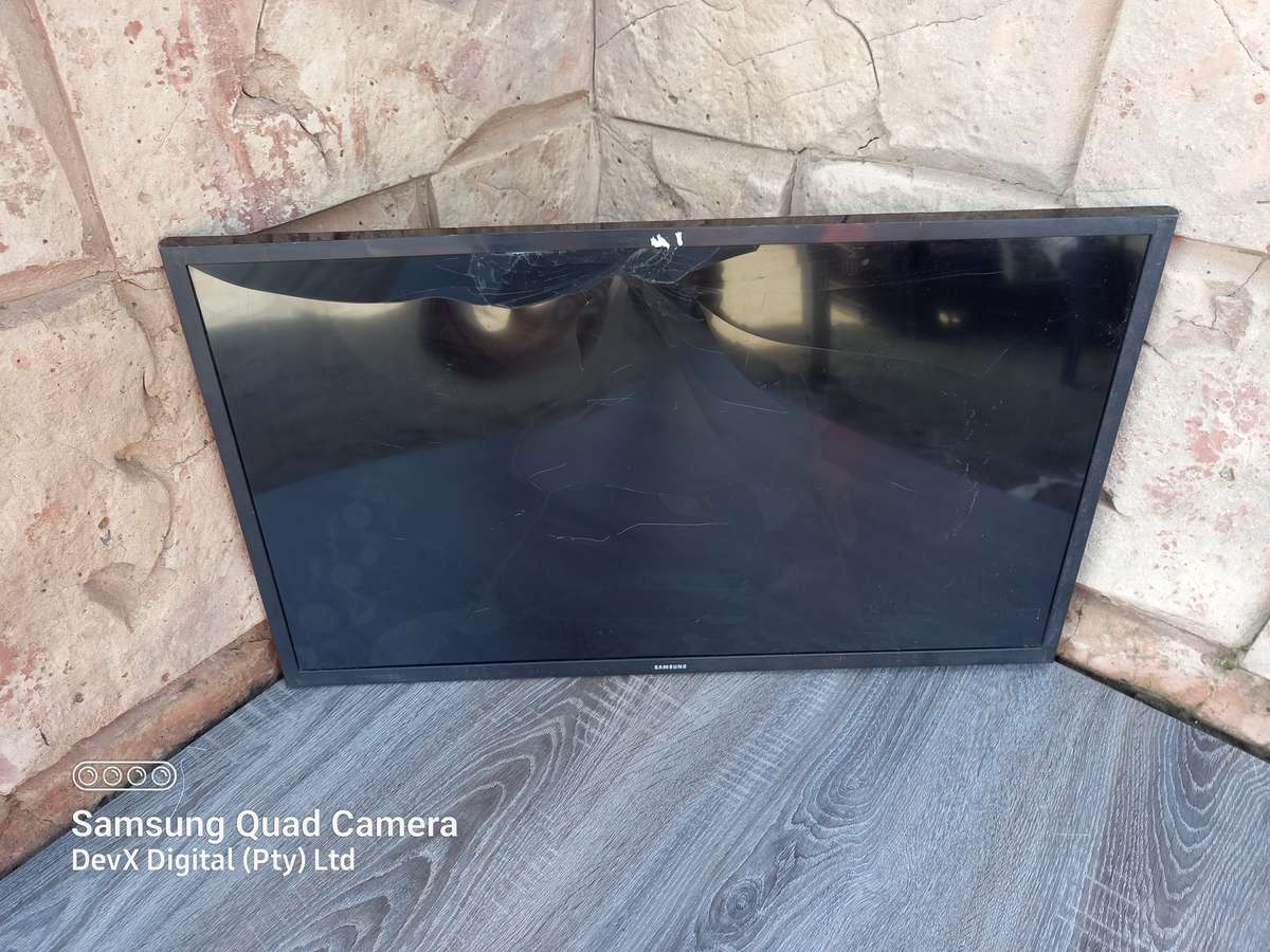 32-inch Samsung HD LED TV - Model: UA32N5001AK - Powers On, Cracked Screen - Ideal For Parts/Spares