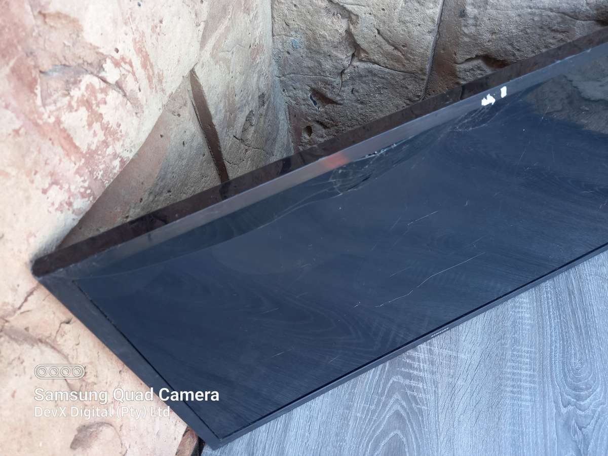 32-inch Samsung HD LED TV - Model: UA32N5001AK - Powers On, Cracked Screen - Ideal For Parts/Spares