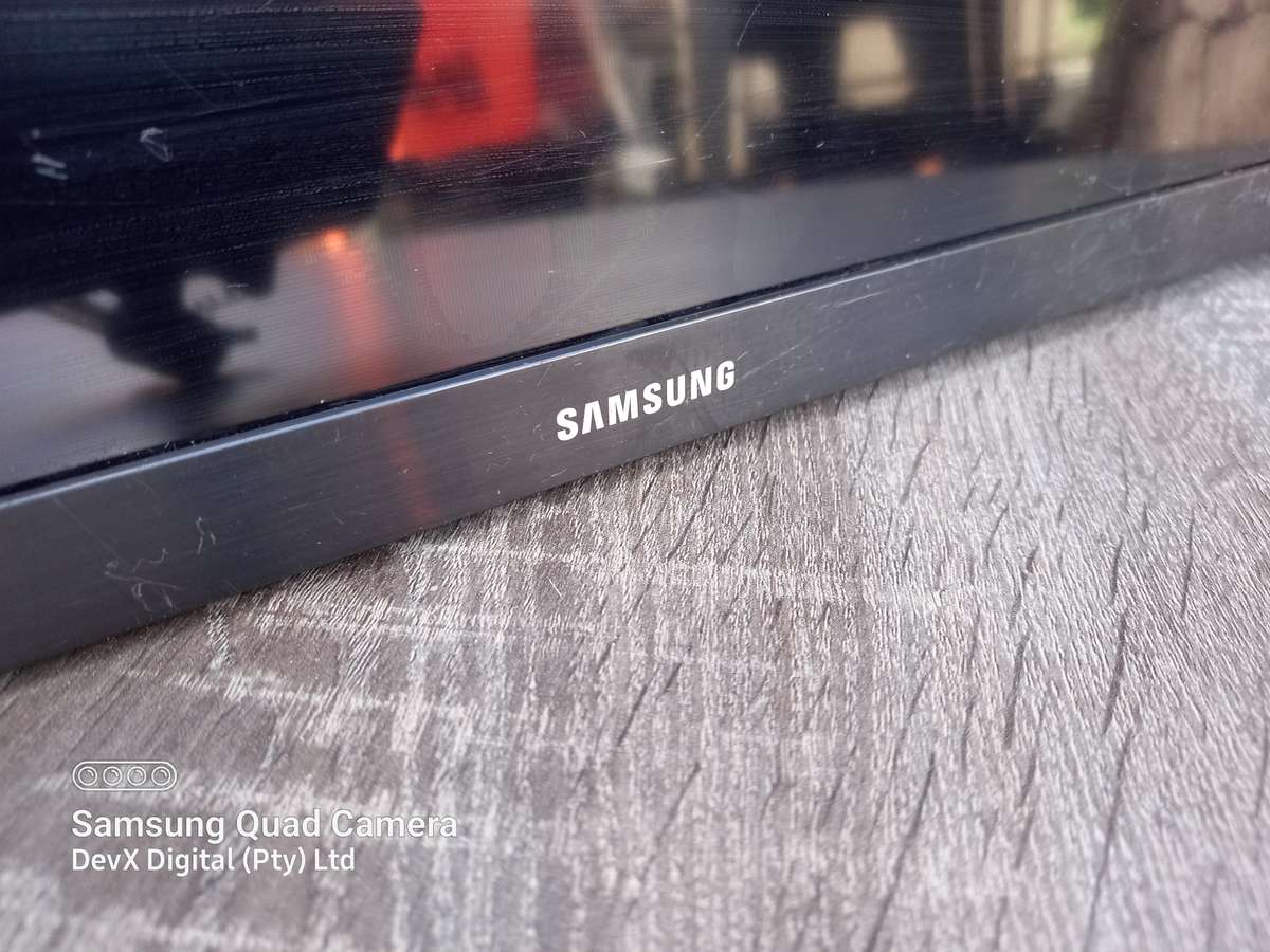 32-inch Samsung HD LED TV - Model: UA32N5001AK - Powers On, Cracked Screen - Ideal For Parts/Spares