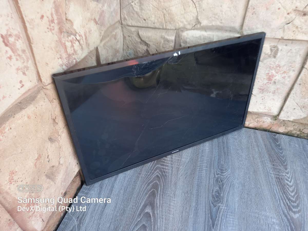 32-inch Samsung HD LED TV - Model: UA32N5001AK - Powers On, Cracked Screen - Ideal For Parts/Spares