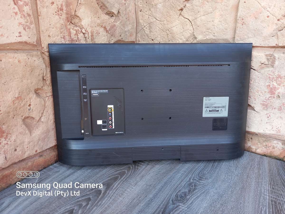 32-inch Samsung HD LED TV - Model: UA32N5001AK - Powers On, Cracked Screen - Ideal For Parts/Spares