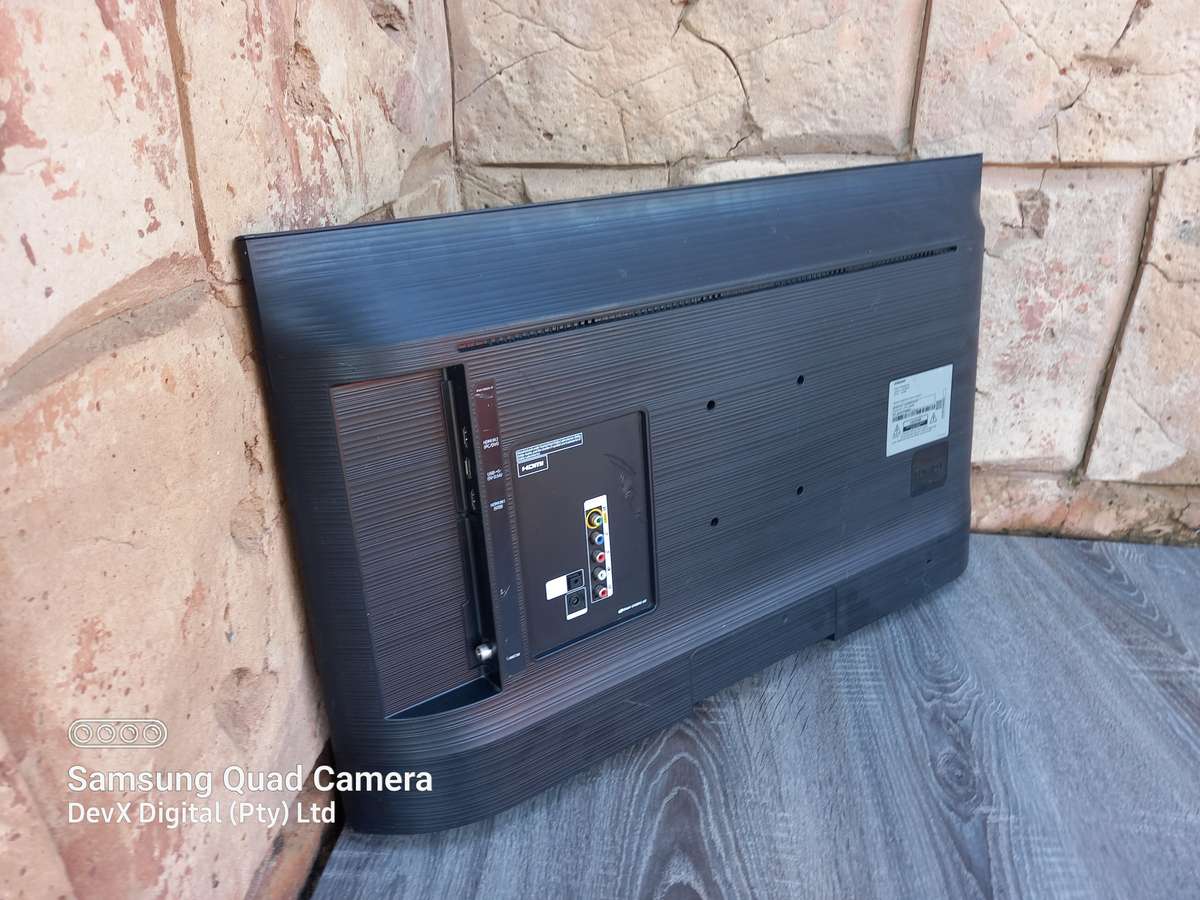 32-inch Samsung HD LED TV - Model: UA32N5001AK - Powers On, Cracked Screen - Ideal For Parts/Spares