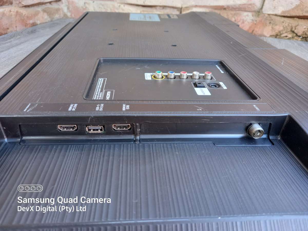 32-inch Samsung HD LED TV - Model: UA32N5001AK - Powers On, Cracked Screen - Ideal For Parts/Spares