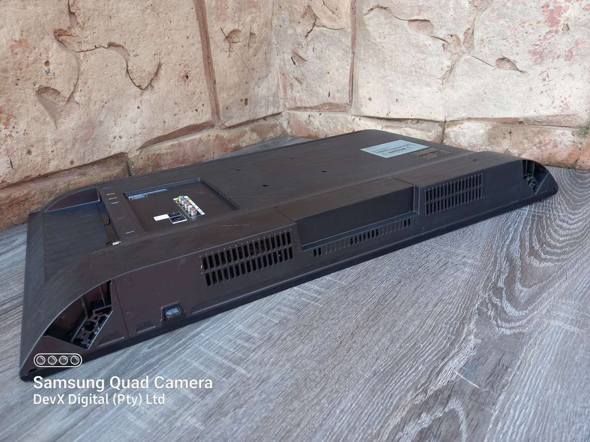 32-inch Samsung HD LED TV - Model: UA32N5001AK - Powers On, Cracked Screen - Ideal For Parts/Spares