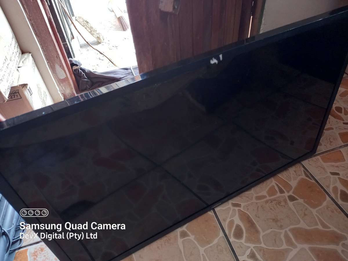 32-inch Samsung HD LED TV - Model: UA32N5001AK - Powers On, Cracked Screen - Ideal For Parts/Spares