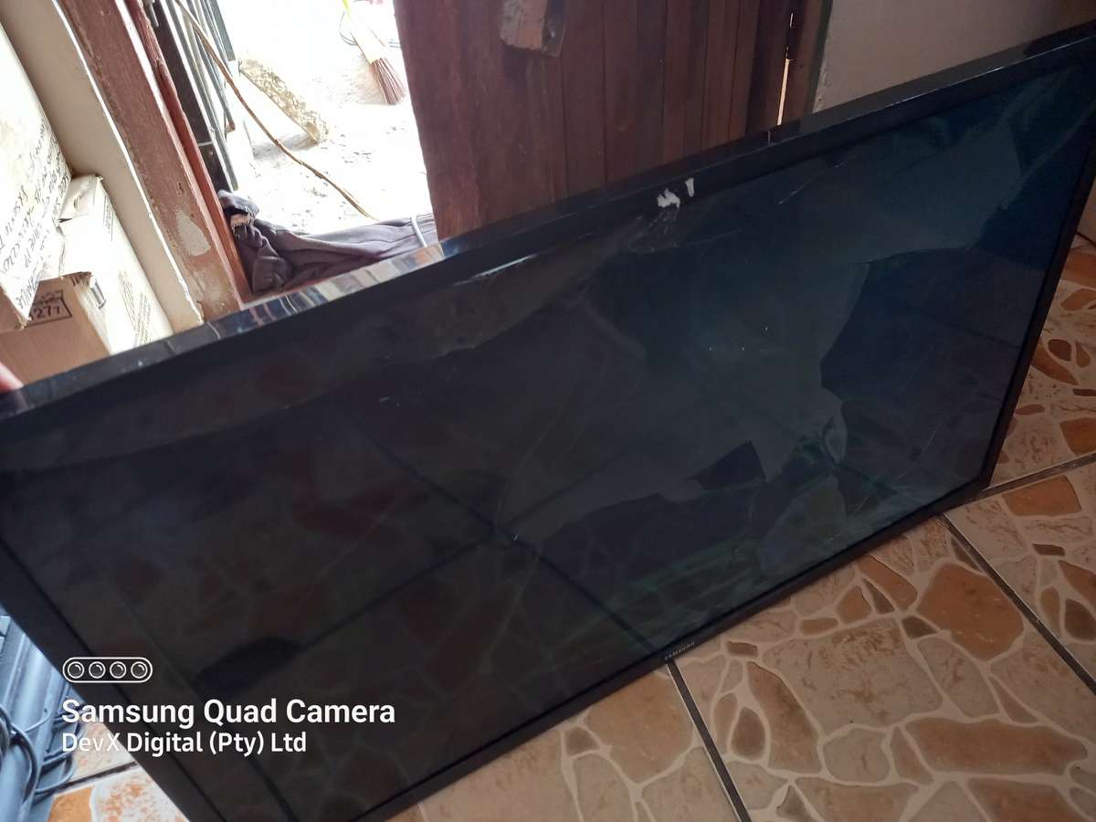 32-inch Samsung HD LED TV - Model: UA32N5001AK - Powers On, Cracked Screen - Ideal For Parts/Spares