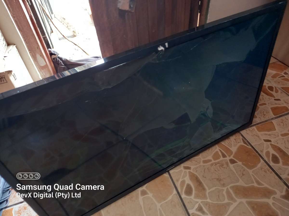 32-inch Samsung HD LED TV - Model: UA32N5001AK - Powers On, Cracked Screen - Ideal For Parts/Spares