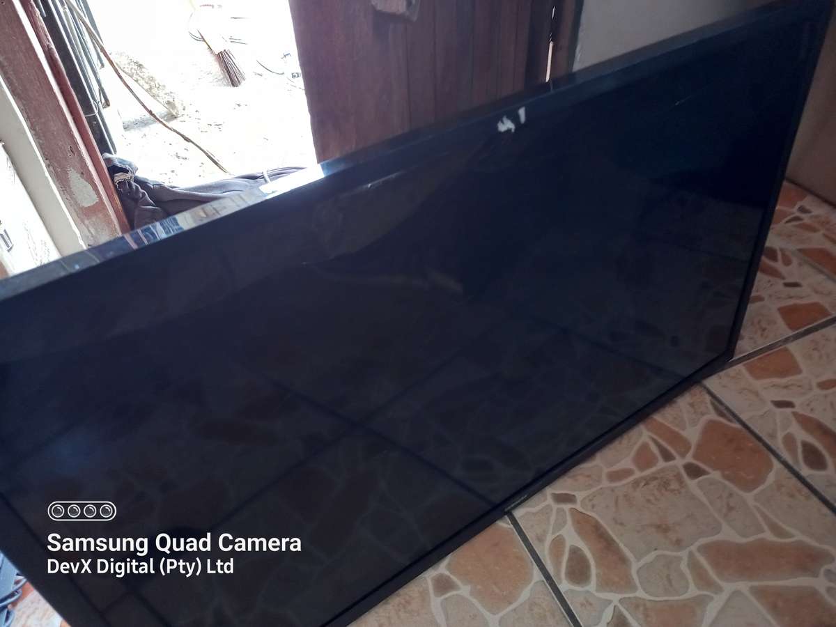 32-inch Samsung HD LED TV - Model: UA32N5001AK - Powers On, Cracked Screen - Ideal For Parts/Spares