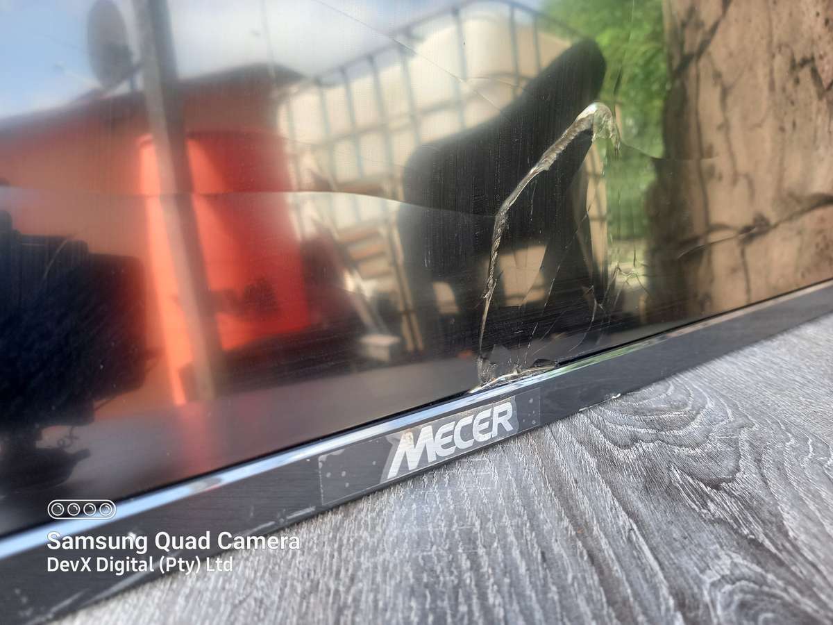 32-inch Mecer HD LED Backlit TV - Model: 32L88F - Cracked Screen & Untested - For Parts/Spares