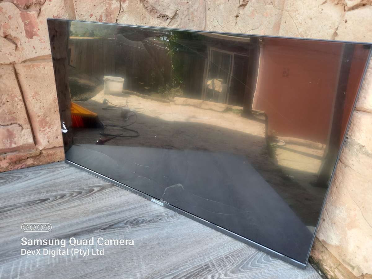 32-inch Mecer HD LED Backlit TV - Model: 32L88F - Cracked Screen & Untested - For Parts/Spares
