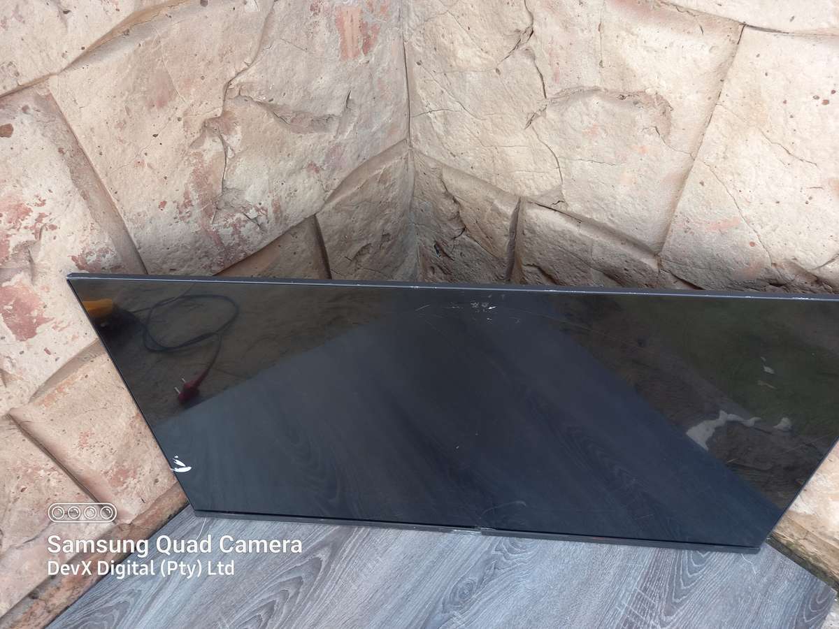 32-inch Mecer HD LED Backlit TV - Model: 32L88F - Cracked Screen & Untested - For Parts/Spares
