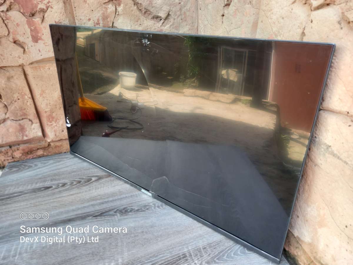 32-inch Mecer HD LED Backlit TV - Model: 32L88F - Cracked Screen & Untested - For Parts/Spares