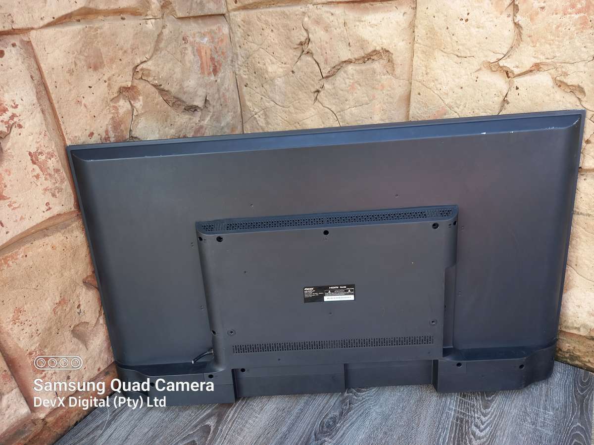32-inch Mecer HD LED Backlit TV - Model: 32L88F - Cracked Screen & Untested - For Parts/Spares