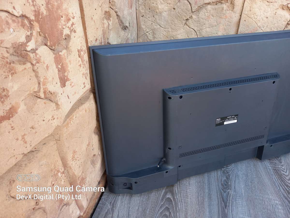 32-inch Mecer HD LED Backlit TV - Model: 32L88F - Cracked Screen & Untested - For Parts/Spares