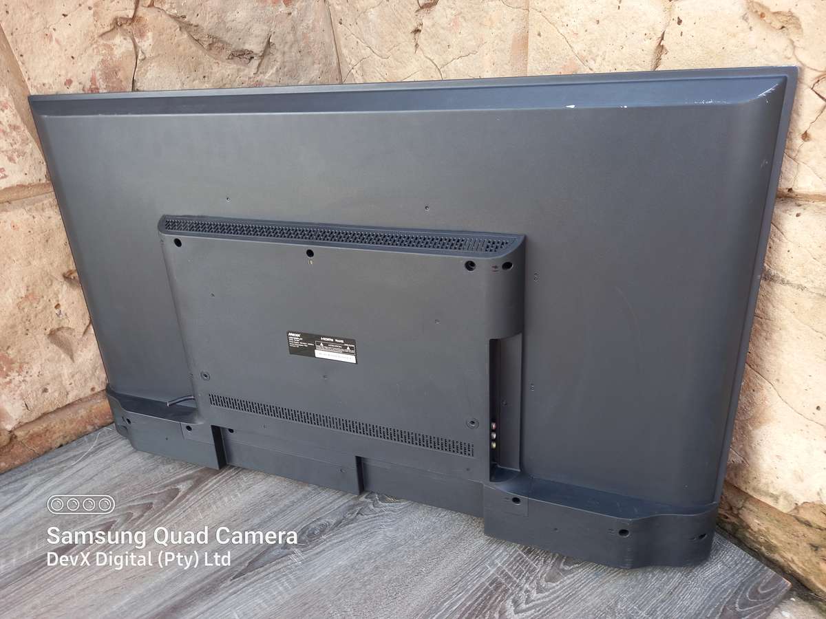 32-inch Mecer HD LED Backlit TV - Model: 32L88F - Cracked Screen & Untested - For Parts/Spares
