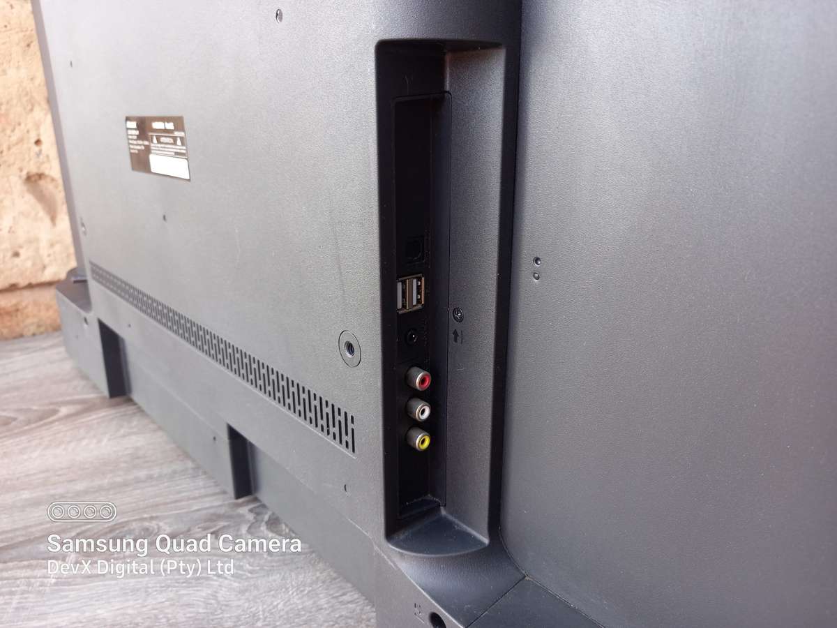 32-inch Mecer HD LED Backlit TV - Model: 32L88F - Cracked Screen & Untested - For Parts/Spares