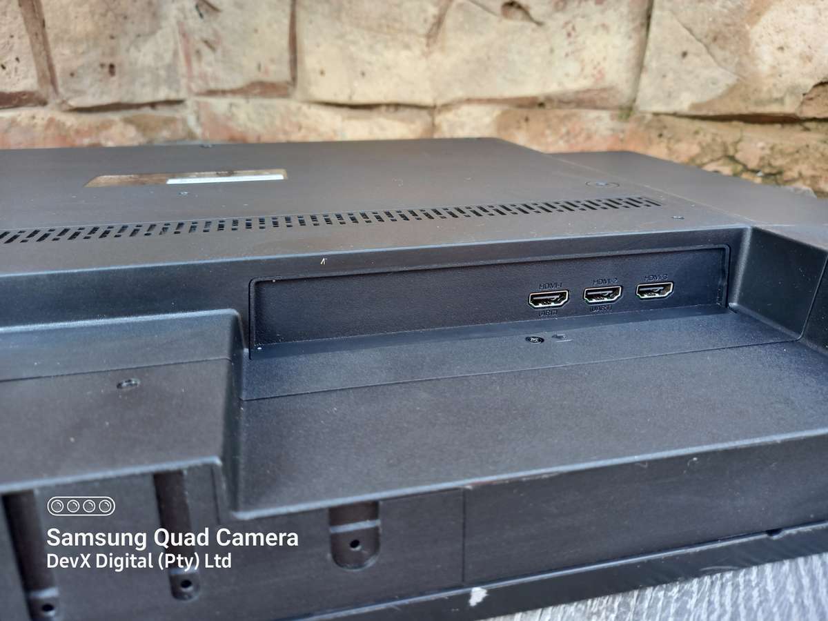 32-inch Mecer HD LED Backlit TV - Model: 32L88F - Cracked Screen & Untested - For Parts/Spares