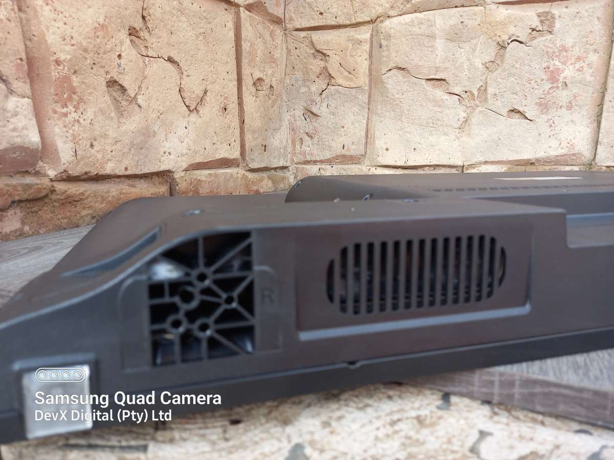 32-inch Mecer HD LED Backlit TV - Model: 32L88F - Cracked Screen & Untested - For Parts/Spares