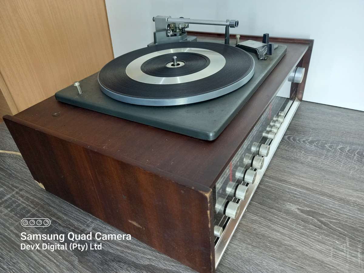 Vintage! Tempest Record Player - Solid Wooden Case - Perfect For Collectors & Vintage Enthusiasts