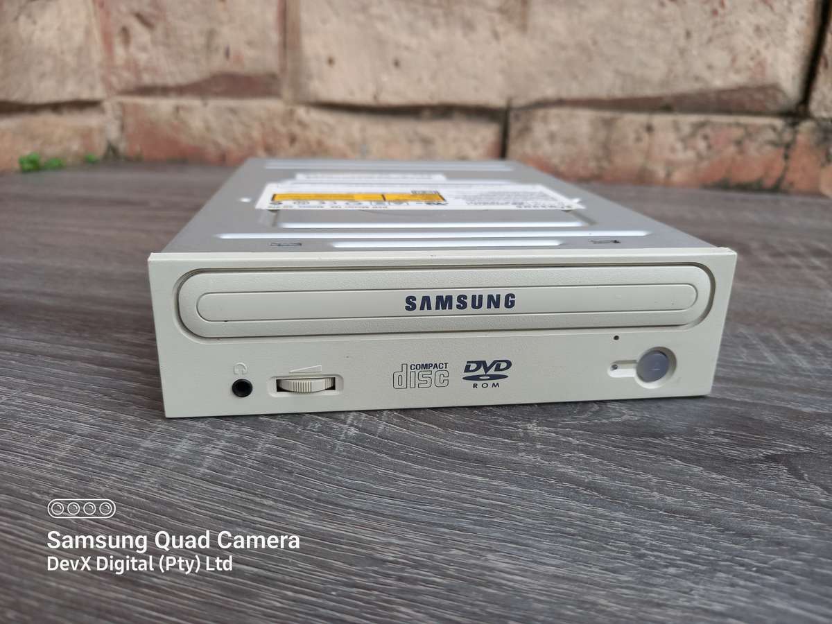 Vintage From 2002 - Original Samsung DVD/CD-ROM - Beige/White Front - IDE Connection - Reading Issue