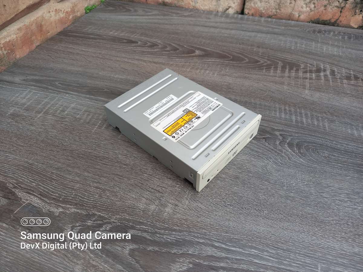 Vintage From 2002 - Original Samsung DVD/CD-ROM - Beige/White Front - IDE Connection - Reading Issue