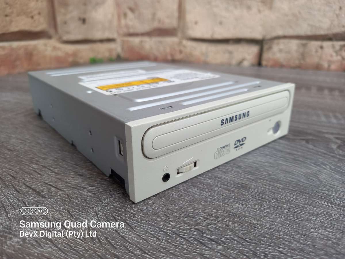 Vintage From 2002 - Original Samsung DVD/CD-ROM - Beige/White Front - IDE Connection - Reading Issue