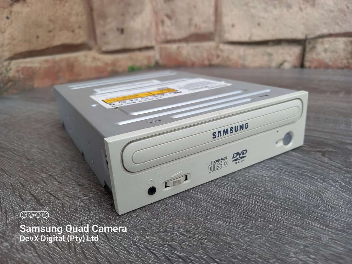 Vintage From 2002 - Original Samsung DVD/CD-ROM - Beige/White Front - IDE Connection - Reading Issue