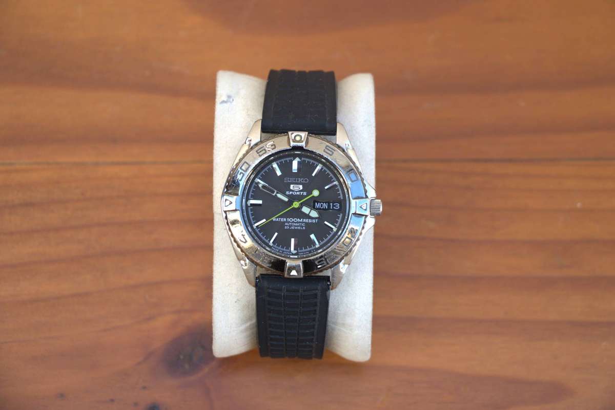SEIKO 5 SPORTS AUTOMATIC WATCH - REF. 7S36-00Y0