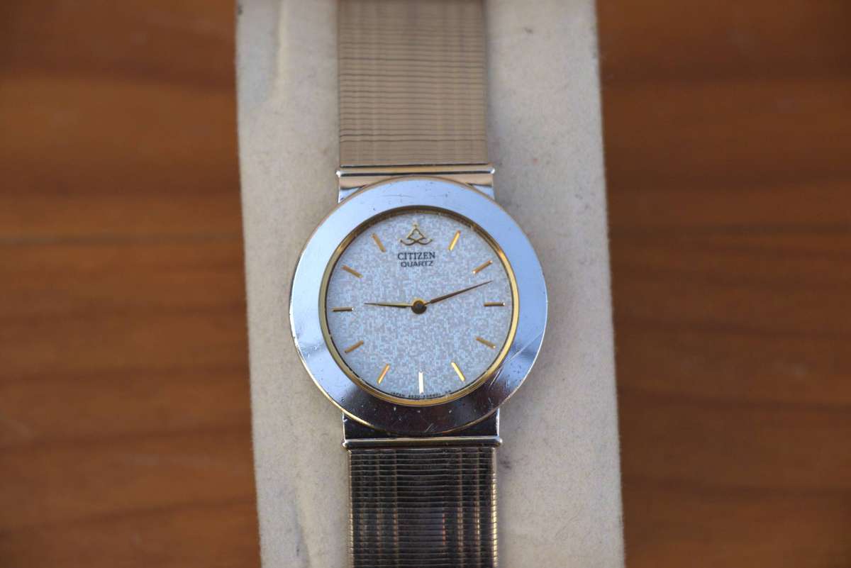 VINTAGE CITIZEN QUARTZ WATCH - TEXTURED DIAL