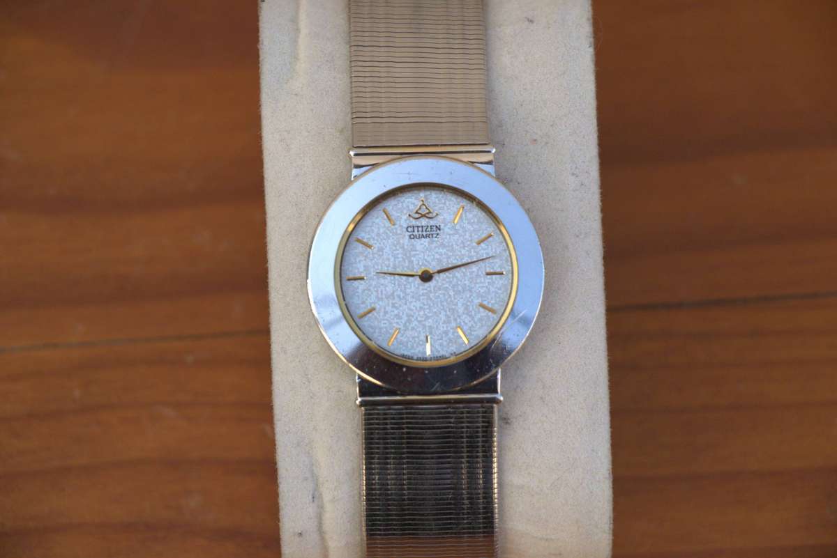 VINTAGE CITIZEN QUARTZ WATCH - TEXTURED DIAL