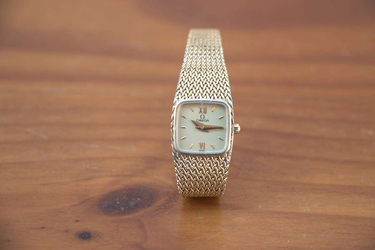 VINTAGE OMEGA LADIES QUARTZ WATCH - REF. C 118
