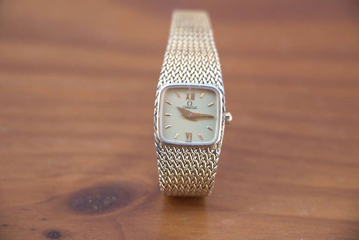 VINTAGE OMEGA LADIES QUARTZ WATCH - REF. C 118